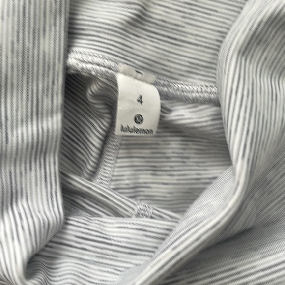 Lulu lemon leggings size 4 - Picture 2 of 4